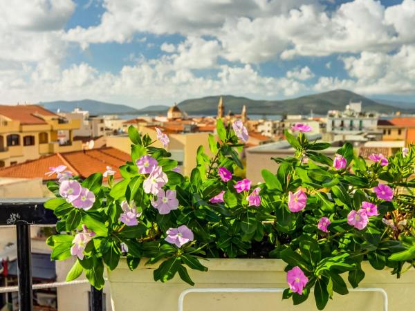 Alghero Roof Garden : photo 8 de la chambre chambre double avec balcon - vue sur mer