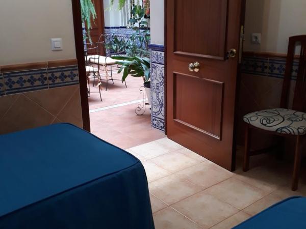 Pension Doña Trinidad : photo 1 de la chambre chambre lits jumeaux avec salle de bains privative séparée