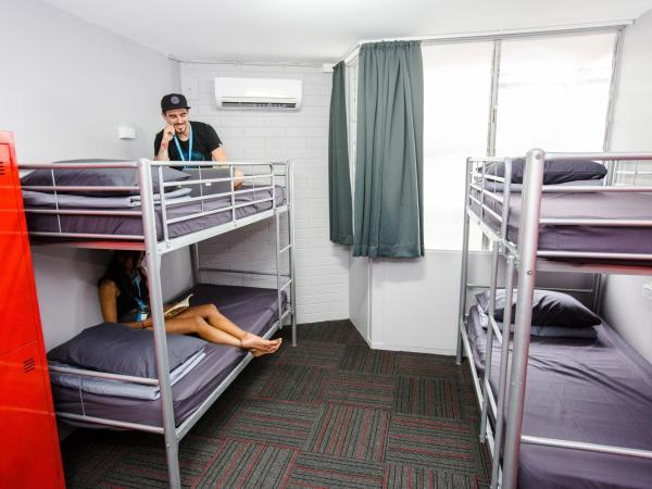 Mad Monkey Waterfront : photo 4 de la chambre lit dans dortoir mixte de 8 lits avec salle de bains