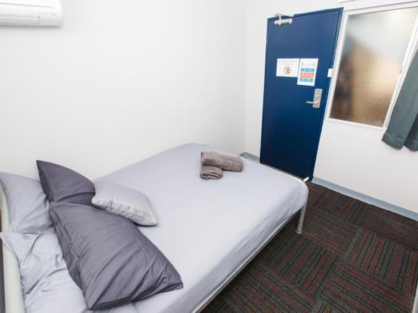 Mad Monkey Waterfront : photo 3 de la chambre chambre double avec salle de bains commune