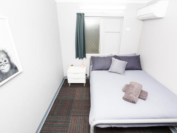 Mad Monkey Waterfront : photo 5 de la chambre chambre double avec salle de bains commune