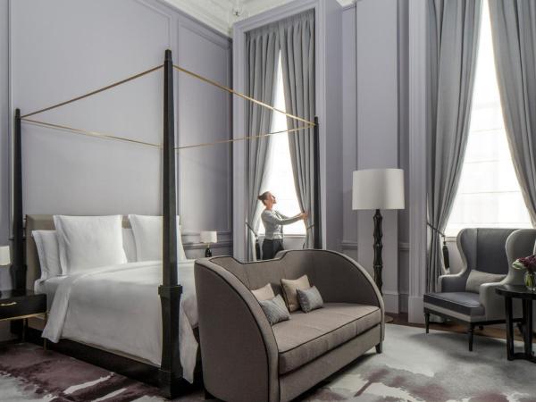Four Seasons Hotel London at Ten Trinity Square : photo 3 de la chambre suite trinit hritage lit king-size