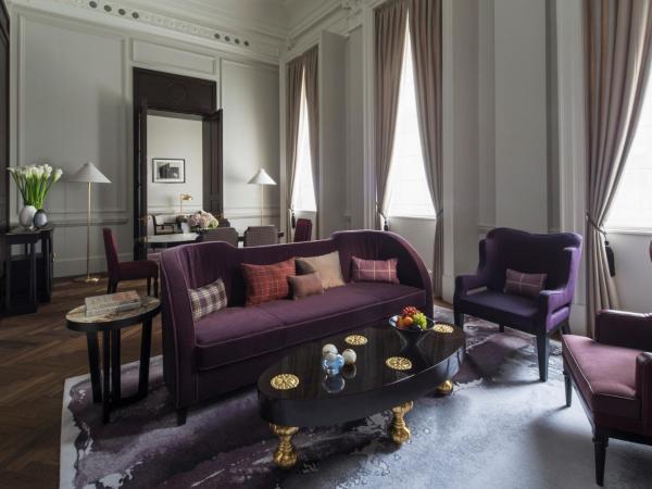 Four Seasons Hotel London at Ten Trinity Square : photo 5 de la chambre suite grand héritage lit king-size
