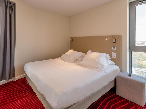 All Suites Bordeaux Marne - Gare Saint-Jean : photo 1 de la chambre appartement avec lit double et canap-lit