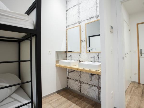 Koba Hostel : photo 1 de la chambre lit dans dortoir de 6 lits avec salle de bains privative 