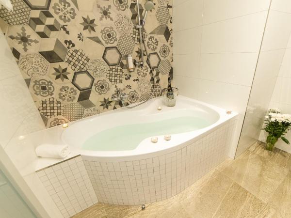 Garni hotel Castle Bridge : photo 9 de la chambre chambre quadruple avec balcon