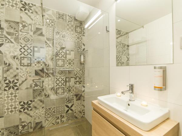 Garni hotel Castle Bridge : photo 4 de la chambre chambre double ou lits jumeaux deluxe - vue sur rivière