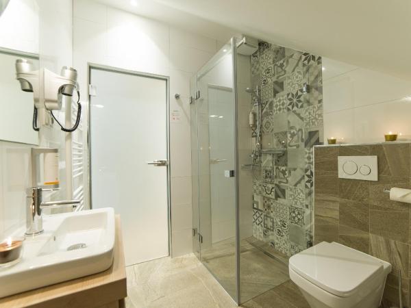 Garni hotel Castle Bridge : photo 4 de la chambre chambre double ou lits jumeaux deluxe - vue sur rivière