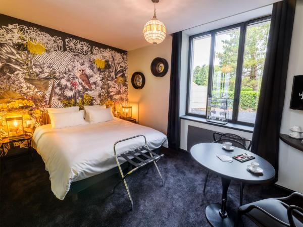 Le Pavillon du Golf d'Arras : photo 1 de la chambre chambre lit king-size - vue sur jardin