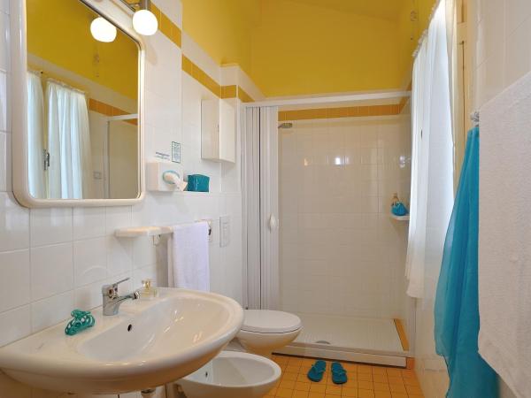 Hotel Capri : photo 4 de la chambre chambre familiale - vue sur mer