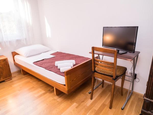 Hostel Vincentinum : photo 1 de la chambre chambre double ou lits jumeaux avec salle de bains privative