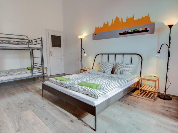 Pal's Mini Hostel : photo 3 de la chambre chambre double avec lit d'appoint