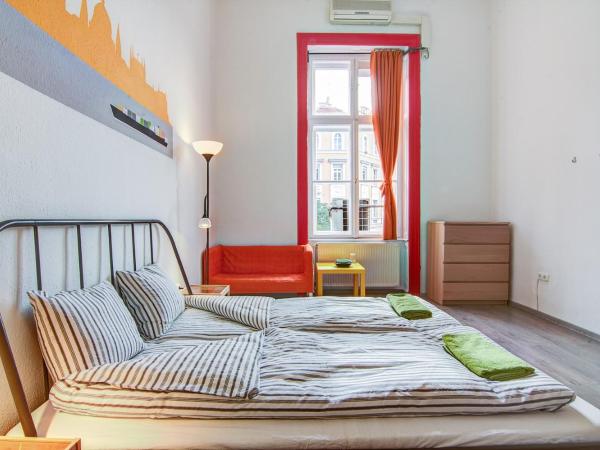 Pal's Mini Hostel : photo 2 de la chambre chambre double avec lit d'appoint