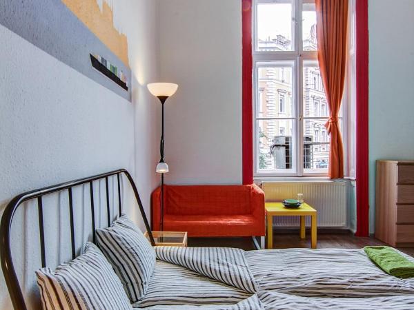 Pal's Mini Hostel : photo 1 de la chambre chambre double avec lit d'appoint