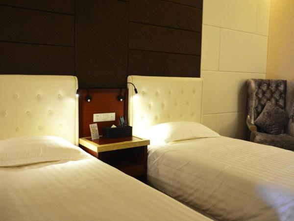 Hua Qi Kaiserdom Hotel Zhongshan Road St Michael's Cathedral and Zhanqiao Pier Qingdao : photo 2 de la chambre chambre lits jumeaux Économique sans fenêtre