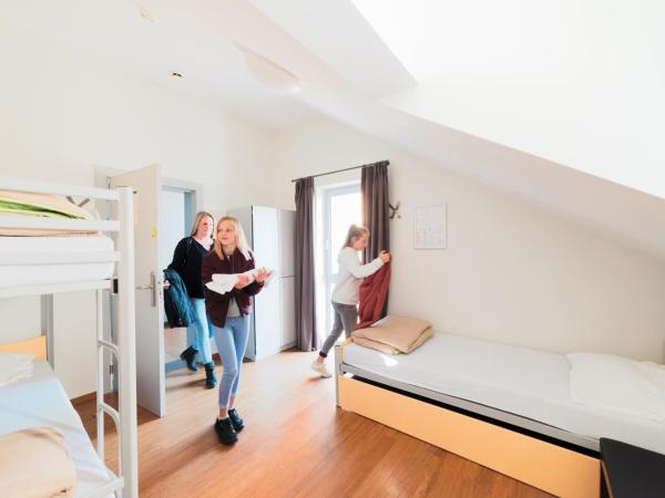 Auberge de Jeunesse de Namur : photo 7 de la chambre lit simple dans dortoir pour femmes