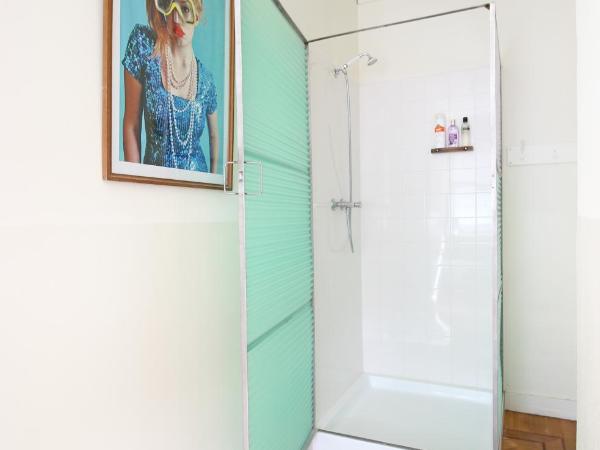 Cafe Modern : photo 3 de la chambre chambre double avec salle de bains privative