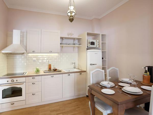 V1935 Luxurious Apartments : photo 6 de la chambre appartement deluxe avec cuisine séparée