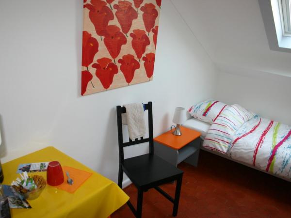 Villa Belle Rive : photo 6 de la chambre petite chambre simple avec douche et toilettes communes