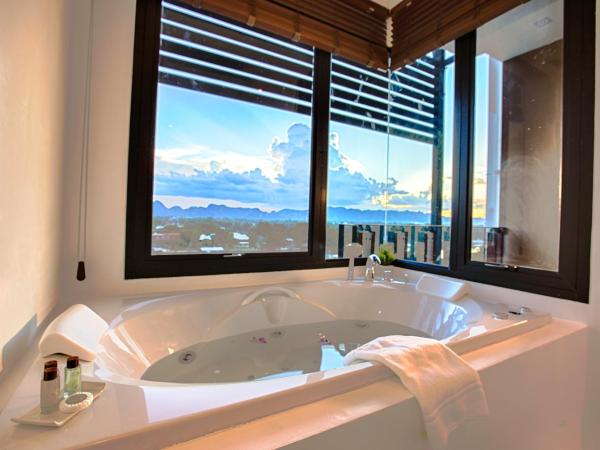 Natee The Riverfront Hotel Kanchanaburi : photo 1 de la chambre chambre double ou lits jumeaux deluxe - vue sur rivière