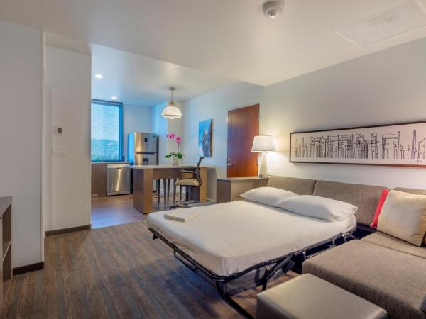 Hyatt House Mexico City Santa Fe : photo 5 de la chambre suite 1 chambre lit king-size avec cuisine et canapé-lit