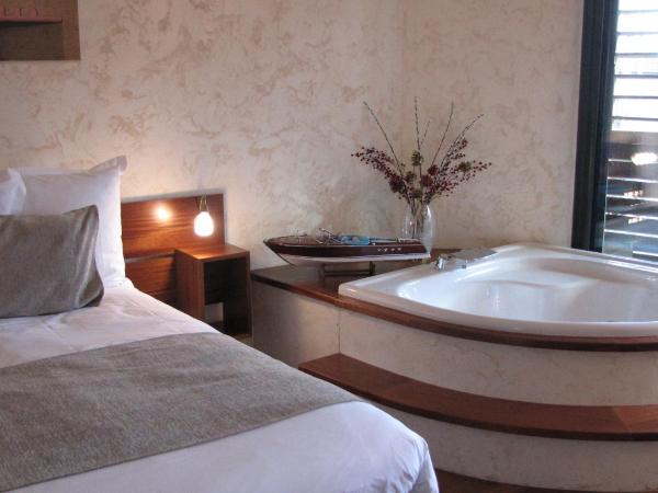 Ile du Gua Suites : photo 6 de la chambre suite avec baignoire spa et kitchenette