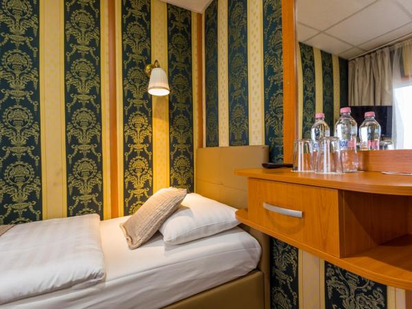 Grand Jules - Boat Hotel : photo 1 de la chambre cabine de bateau lits jumeaux standard