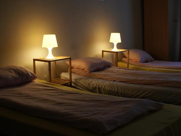 Hostel Krakowskie Klimaty : photo 4 de la chambre chambre triple avec salle de bains privative