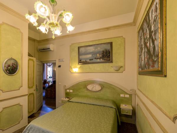 Antica Residenza D'Azeglio Room&Breakfast di Charme : photo 1 de la chambre suite junior