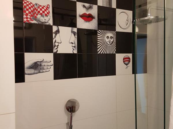 The Hostel : photo 1 de la chambre chambre double confort avec salle de bains privative