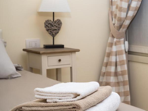 Relais Dei Mandorli : photo 3 de la chambre chambre lits jumeaux avec salle de bains privative séparée