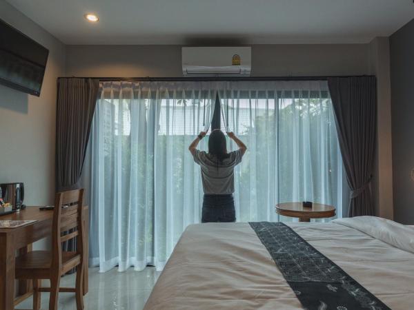 The Besavana Phuket - SHA Extra Plus : photo 3 de la chambre chambre lit king-size - vue sur piscine 