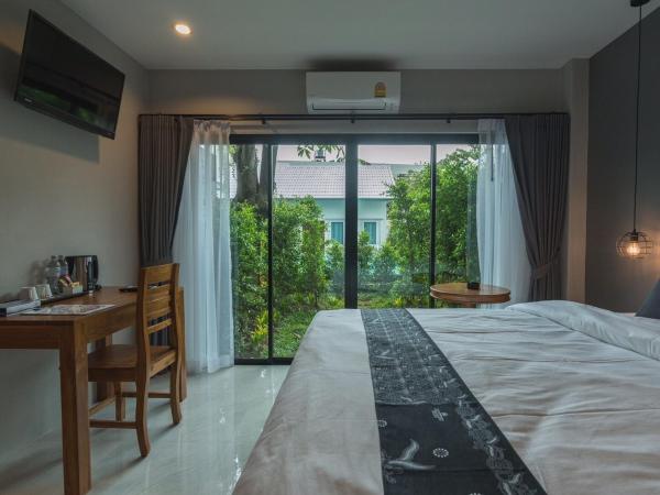 The Besavana Phuket - SHA Extra Plus : photo 6 de la chambre chambre lit king-size - vue sur piscine 