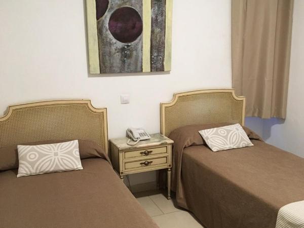 Hotel Maritimo : photo 3 de la chambre chambre - 2 lits