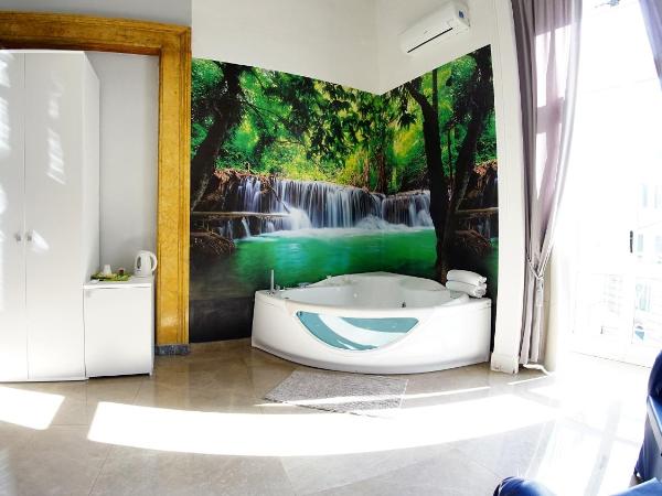 Beverello Suite : photo 1 de la chambre suite avec baignoire spa
