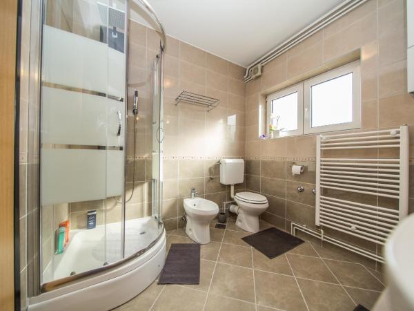 Houzzz21 : photo 1 de la chambre chambre lit queen-size avec salle de bains commune 