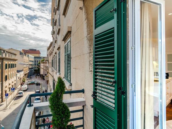 Ann Luxury Rooms : photo 3 de la chambre appartement avec balcon