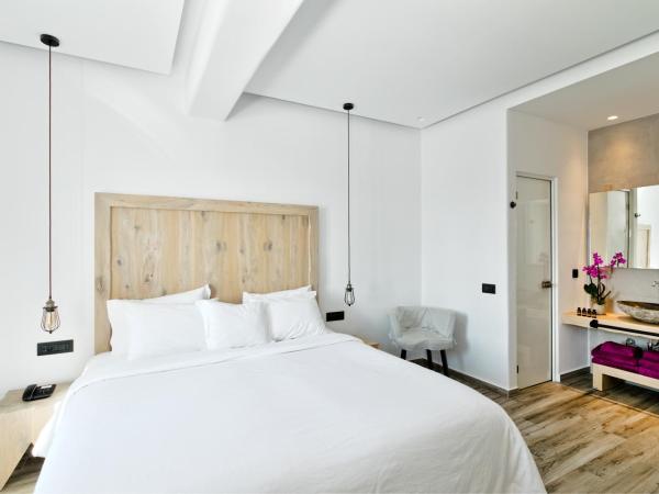 Portes Suites & Villas Mykonos : photo 4 de la chambre suite supérieure avec bain à remous extérieur