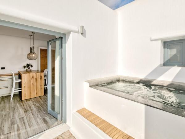 Portes Suites & Villas Mykonos : photo 2 de la chambre suite supérieure avec bain à remous extérieur