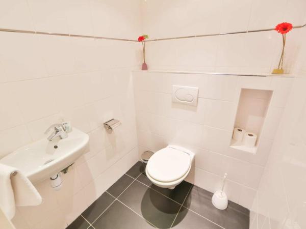 Hôtel Le Mistral : photo 3 de la chambre chambre quadruple