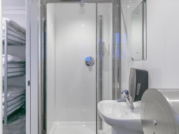 West End Hotel : photo 4 de la chambre lit dans un dortoir mixte de 6 lits avec salle de bains privative