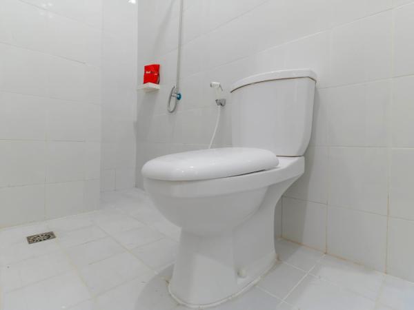 RedDoorz Plus @ Kapuk Business Park : photo 1 de la chambre chambre double reddoorz