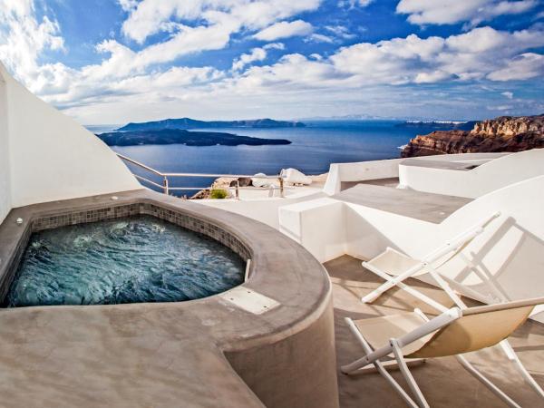 Villa Irini Fira - Adults Only : photo 1 de la chambre suite junior avec bain à remous extérieur chauffé - vue sur caldeira
