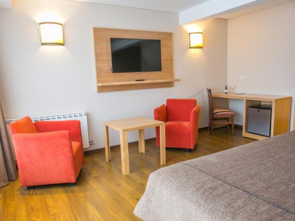 Hotel Ayres Del Nahuel : photo 2 de la chambre chambre familiale supérieure avec vue sur le lac