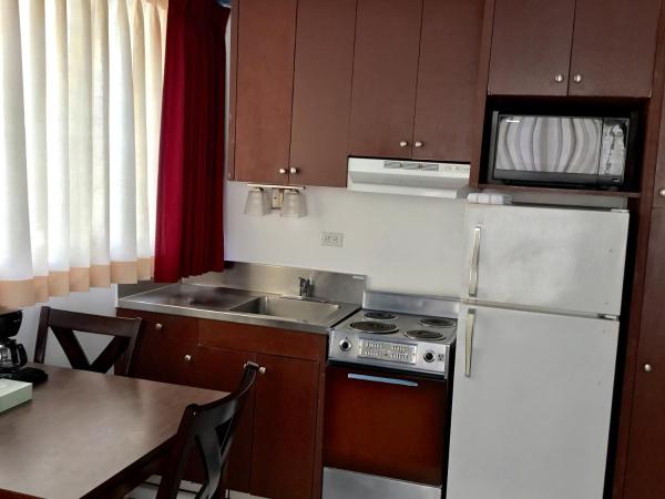 Holiday Surf Hotel (with full kitchen) : photo 8 de la chambre hébergement 1 chambre lit queen-size - non remboursable