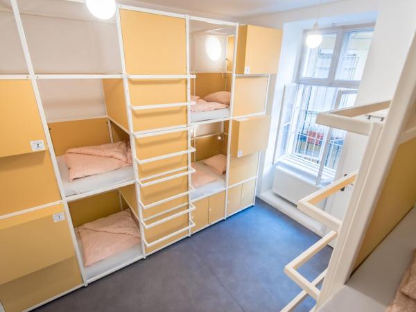 Avenue Hostel : photo 2 de la chambre lit dans dortoir de 6 lits avec salle de bains privative