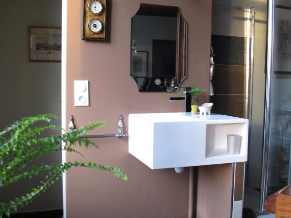 La Bourgogne en Ville : photo 1 de la chambre chambre double avec salle de bains privative
