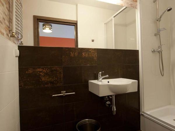 Planet Hostel : photo 8 de la chambre chambre lits jumeaux avec salle de bains privative