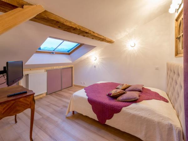 Au Cheval Blanc - appartements et chambres d'hôtes : photo 7 de la chambre chambre triple – vue sur montagne