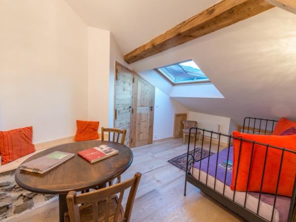 Au Cheval Blanc - appartements et chambres d'hôtes : photo 3 de la chambre chambre triple – vue sur montagne